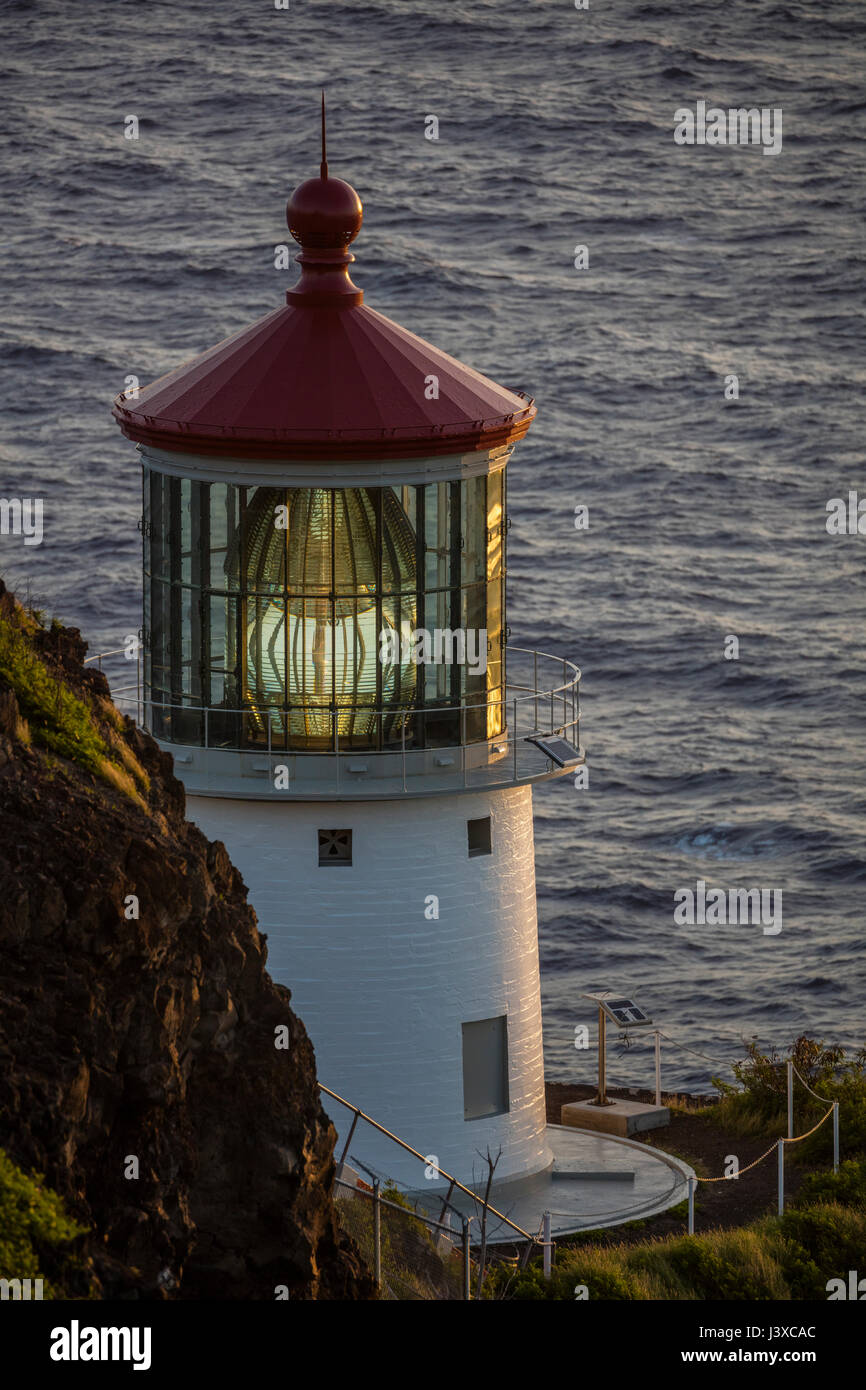 Ein Blick auf den Leuchtturm von Makapu'u vom Makapu'u-Leuchtturm wandern. Stockfoto