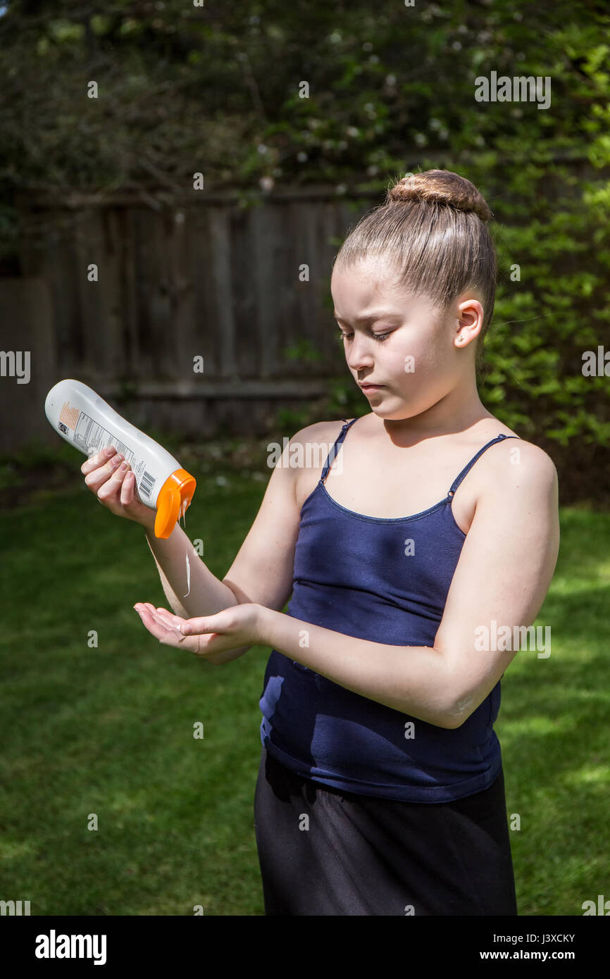 Elf Jahre altes Mädchen, die Anwendung von Sonnenschutzmitteln in Issaquah, Washington, USA Stockfoto