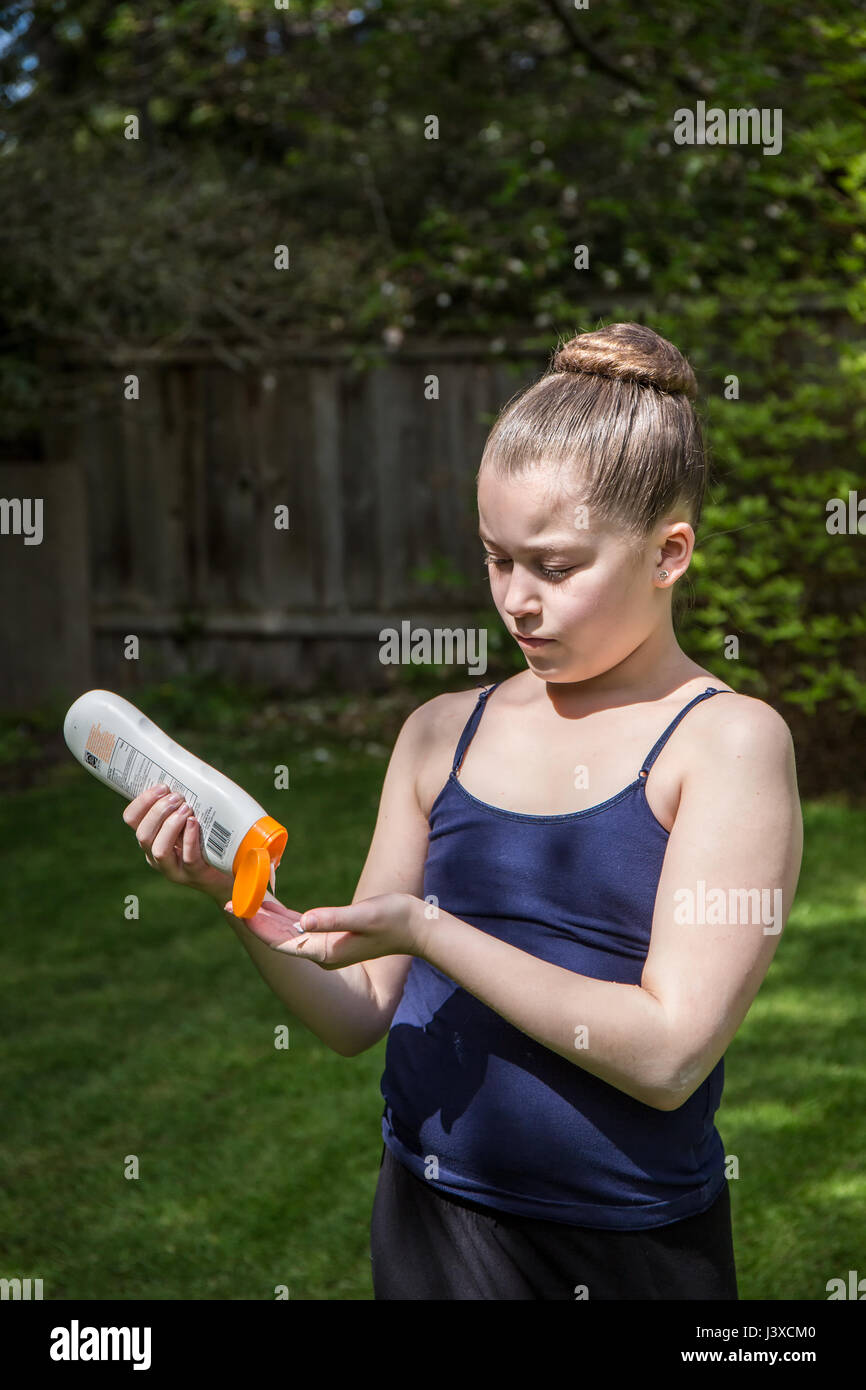Elf Jahre altes Mädchen, die Anwendung von Sonnenschutzmitteln in Issaquah, Washington, USA Stockfoto