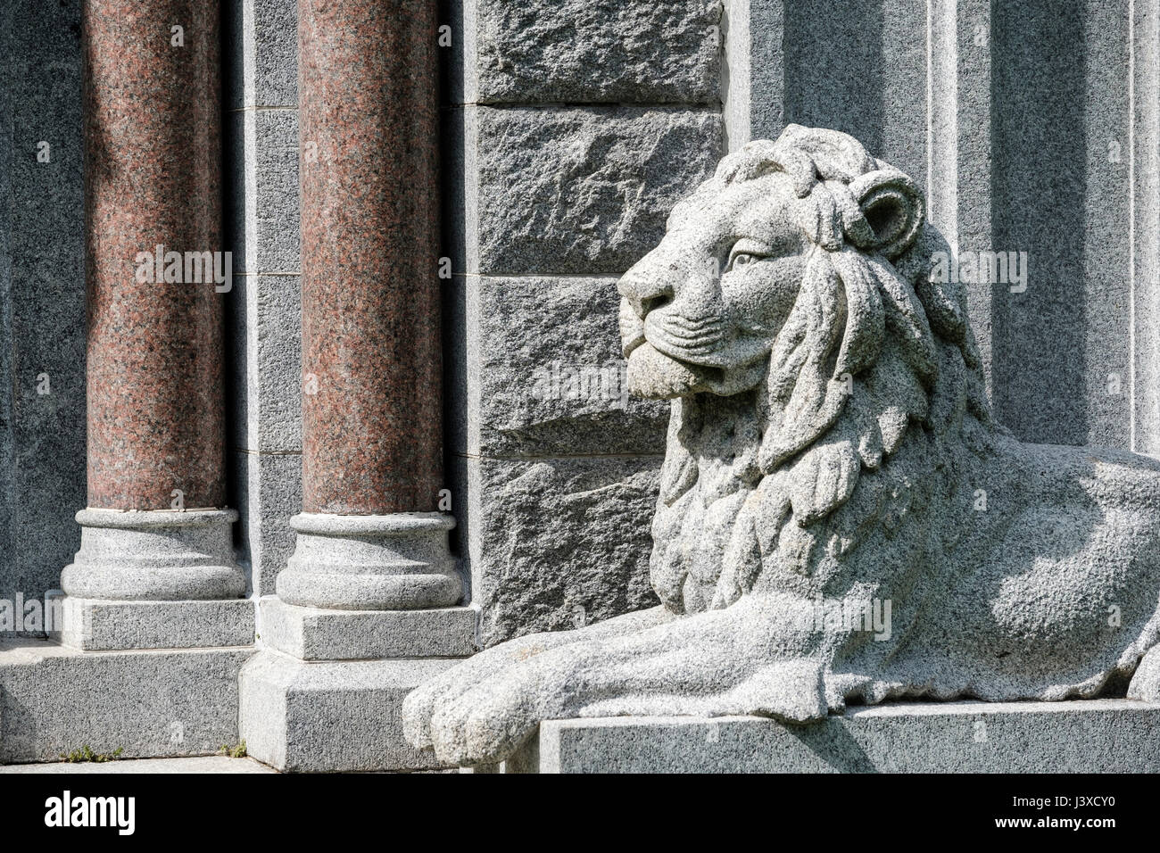 Eine Hand geschnitzte Steinplastik eines männlichen Löwen, Löwenstatue schmücken den Eingang eines Mausoleums in London, Ontario, Kanada. Stockfoto