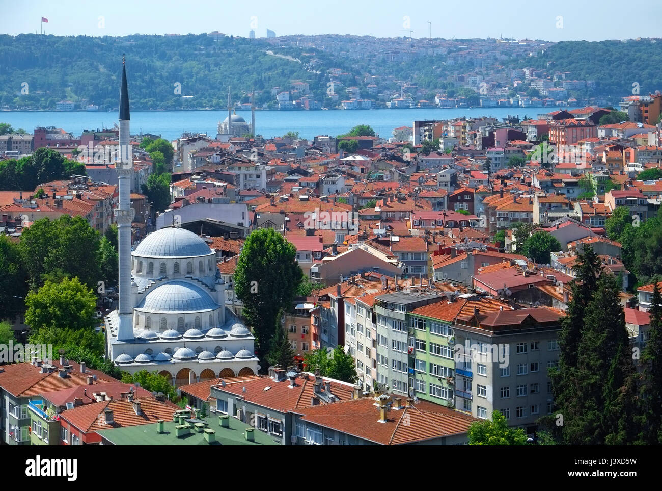Die Ansicht des Haci Mahmut Moschee und Wohn Häuser in Besiktas Stadtteil von Istanbul, Türkei Stockfoto