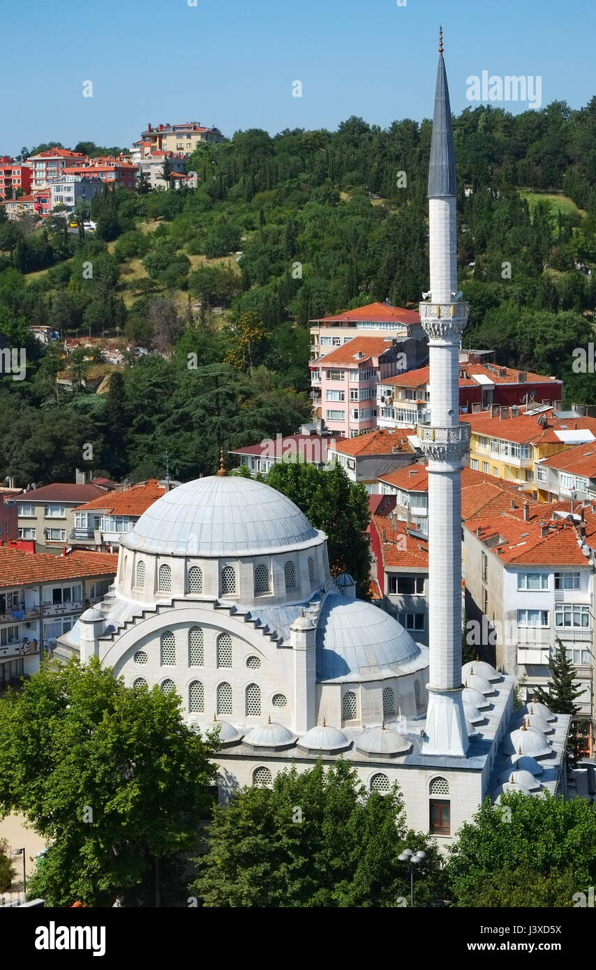 Die Ansicht des Haci Mahmut Moschee und Wohn Häuser in Besiktas Stadtteil von Istanbul, Türkei Stockfoto