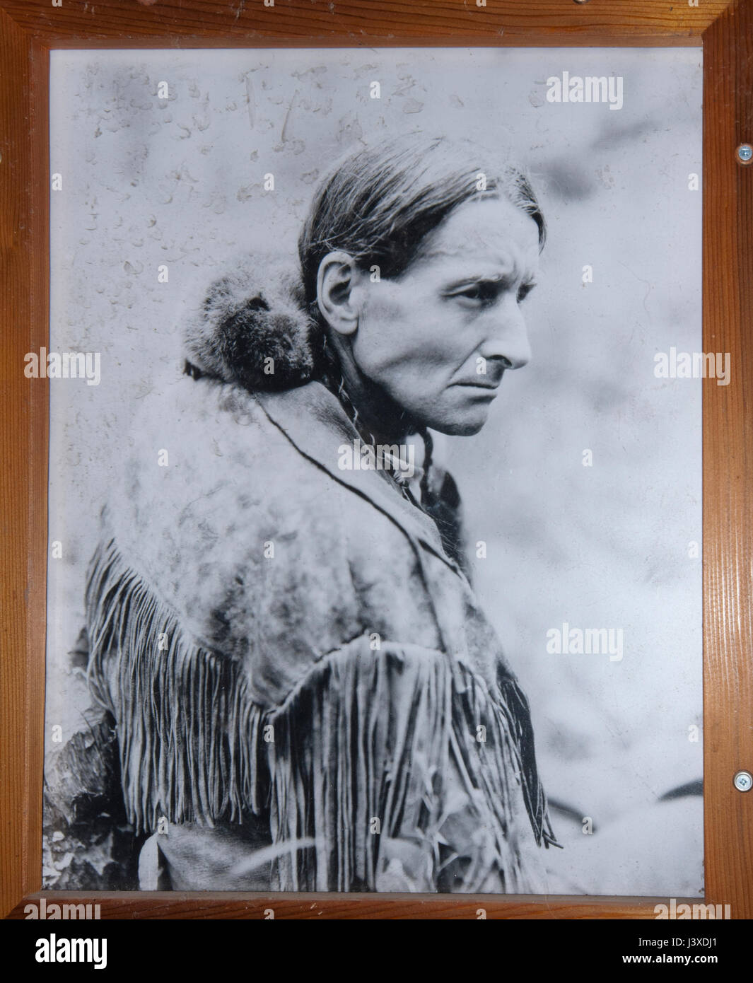 Porträt von Archibald Belaney (bekannt als grau-Eule, 1888-1938) mit einem jungen Biber in den Riding Mountain Nationalpark, Manitoba, Kanada Stockfoto