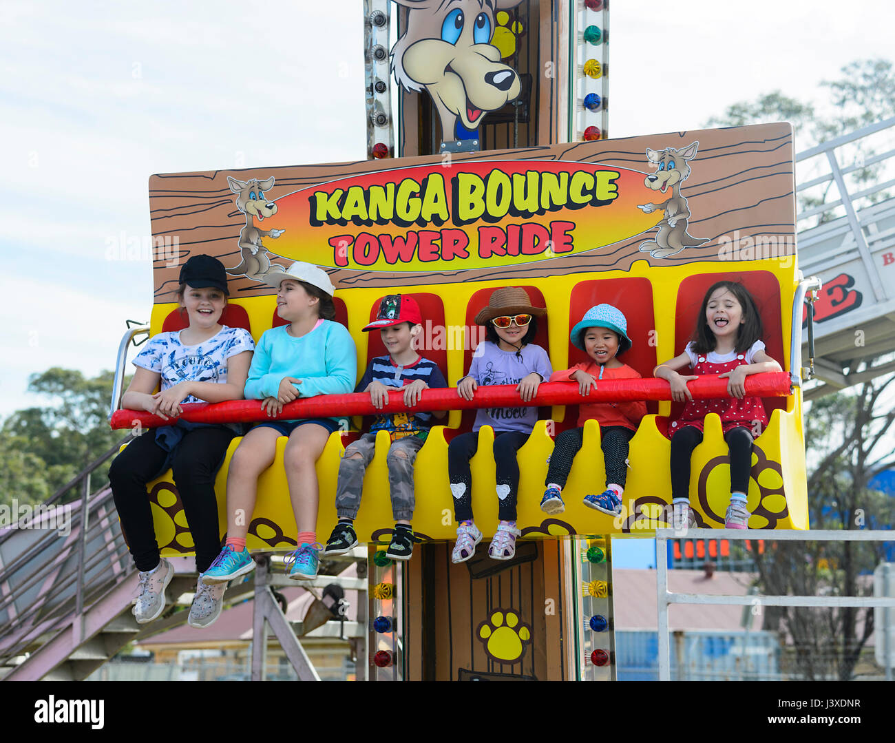 Kleine Kinder genießen die Kanga Bounce Turm Fahrt am Flügel über Illawarra 2017 Airshow, Albion Park, NSW, Australien Stockfoto