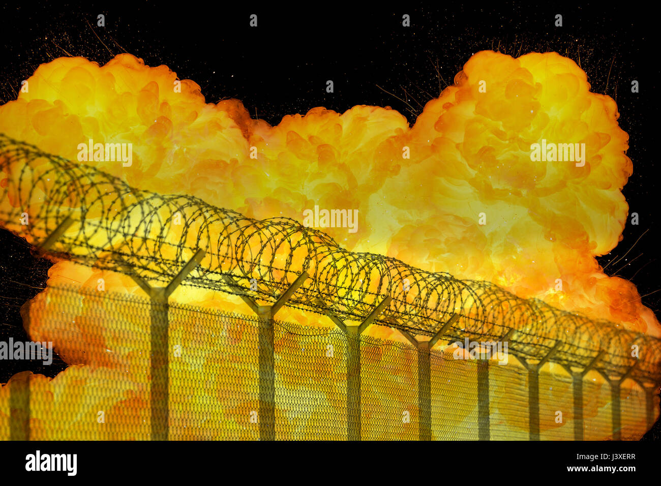 Realistische Orange fire Explosion hinter Stacheldrahtzaun Sperrgebiet Stockfoto