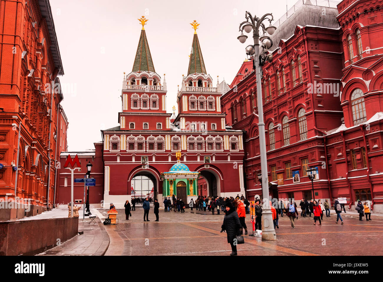 Moskau, Russische Föderation - 21. Januar 2017: In Richtung der berühmten Kreml-Zone, viele Menschen und Besucher auf dem Roten Platz vom iberischen Tor gehen möchten, Stockfoto