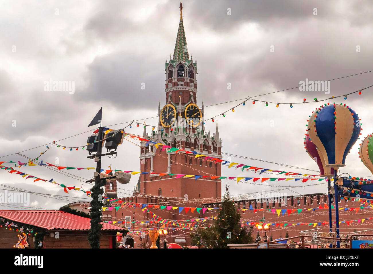 Moskau, Russische Föderation - 21. Januar 2017: der Moskauer Kreml, Spasskaja-Turm und farbigen Verzierungen auf einem bedecktem Winterhimmel Stockfoto