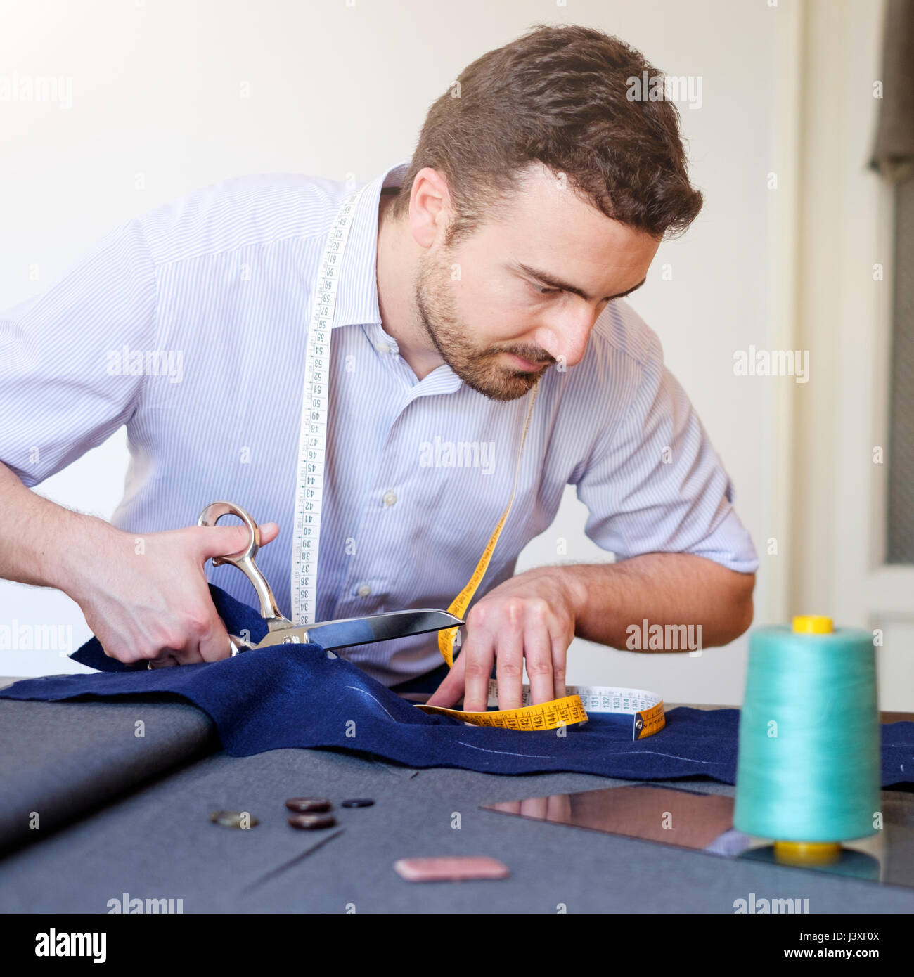 Schneideranzug Fotos und Bildmaterial in hoher Auflösung Alamy