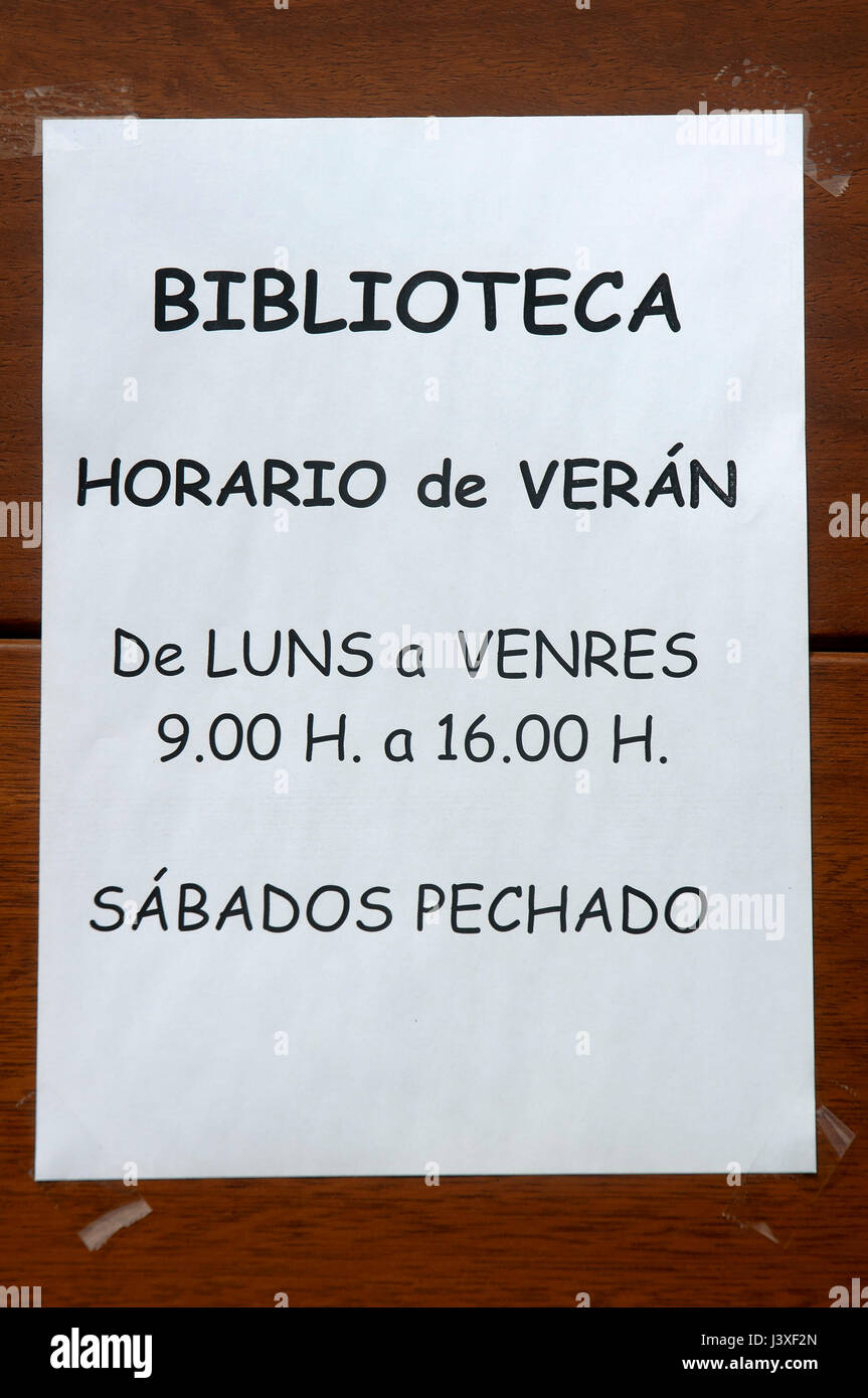 Papierblatt mit Bibliothek Zeitplan in der galicischen Sprache, Viveiro, Lugo Provinz, Region Galicien, Spanien, Europa Stockfoto