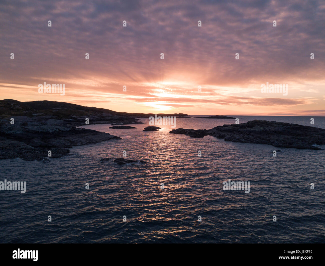 Luftaufnahme der Sonnenuntergang über den schottischen Highlands in der Nähe von Poolewe, Blick auf den Atlantischen Ozean Stockfoto