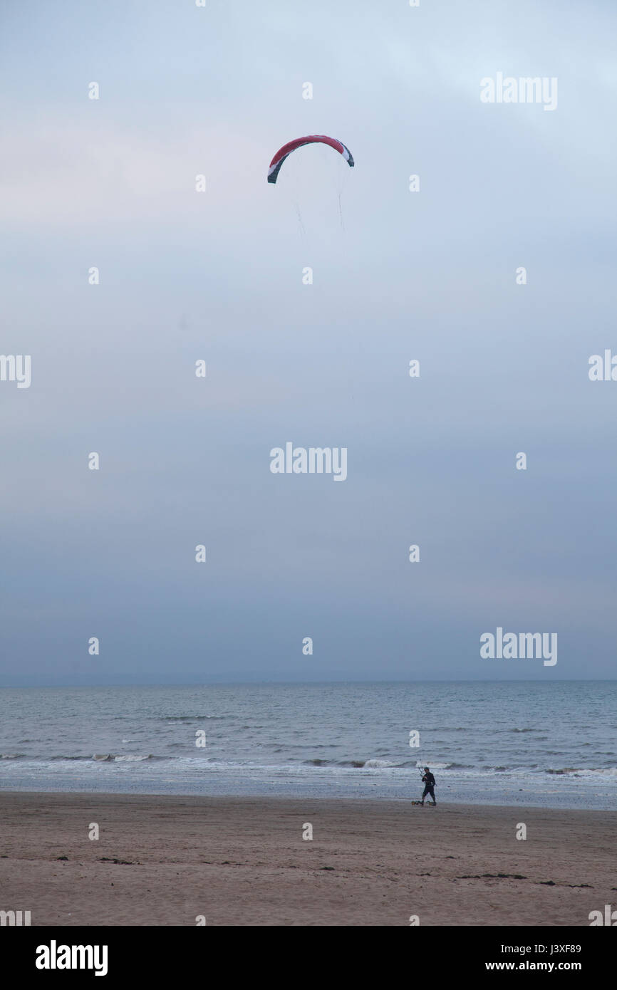 Kitesurfer am Sandstrand Portobello in Edinburgh, Schottland, Großbritannien. Stockfoto