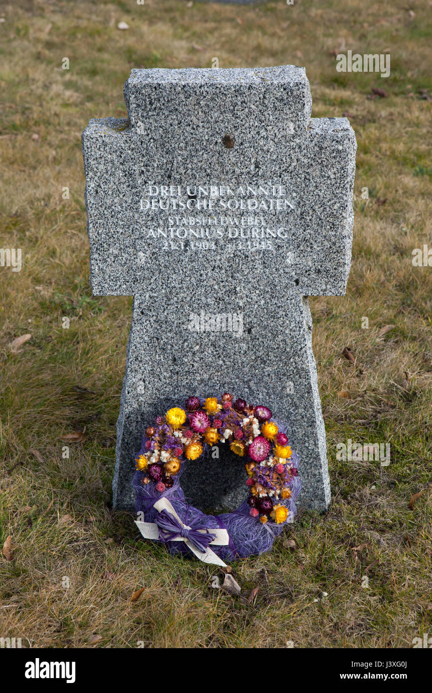 Grab des deutschen Stabsfeldwebel Antonius Düring (1903-1945) und zwei unbekannte deutsche Soldaten auf dem Boden der deutschen Kriegerdenkmal auf dem Zentralfriedhof in Brünn, Tschechien. Mindestens 1.561 deutsche Soldaten, die in der Wehrmacht gedient und starb während des zweiten Weltkrieges sind hier begraben. Stockfoto