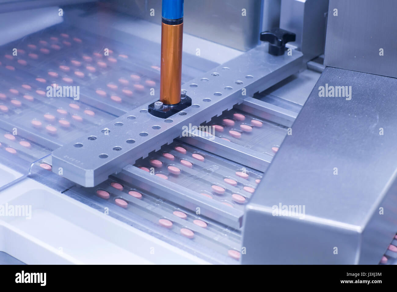 Maschinen in der pharmazeutischen Fabrik, Sortierung tablet Streifen für Verpackung Stockfoto