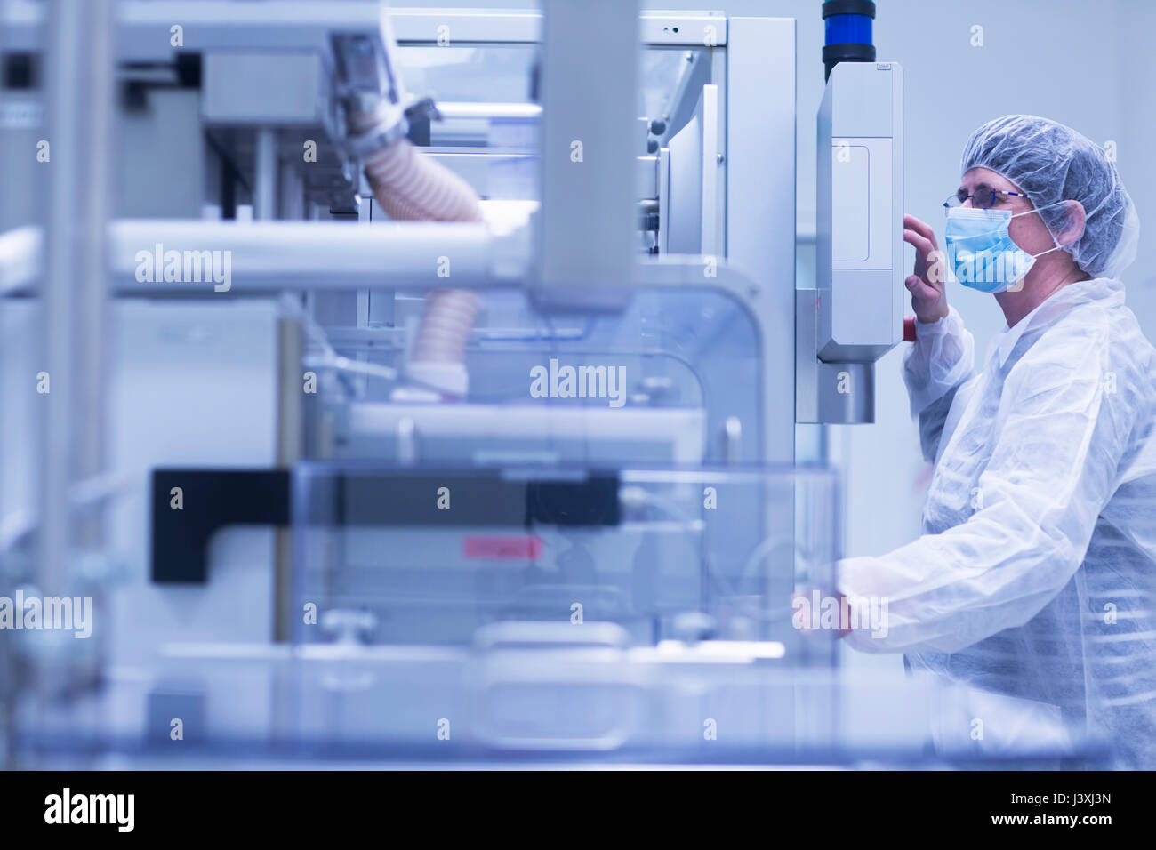 Arbeiter, die Maschinen in der pharmazeutischen Anlage Stockfoto