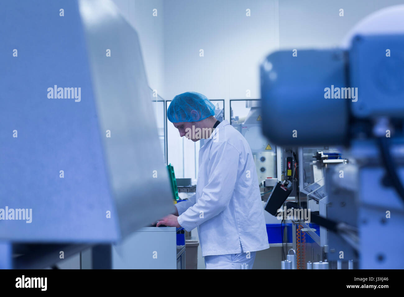 Arbeiter, die Maschinen in der pharmazeutischen Anlage Stockfoto