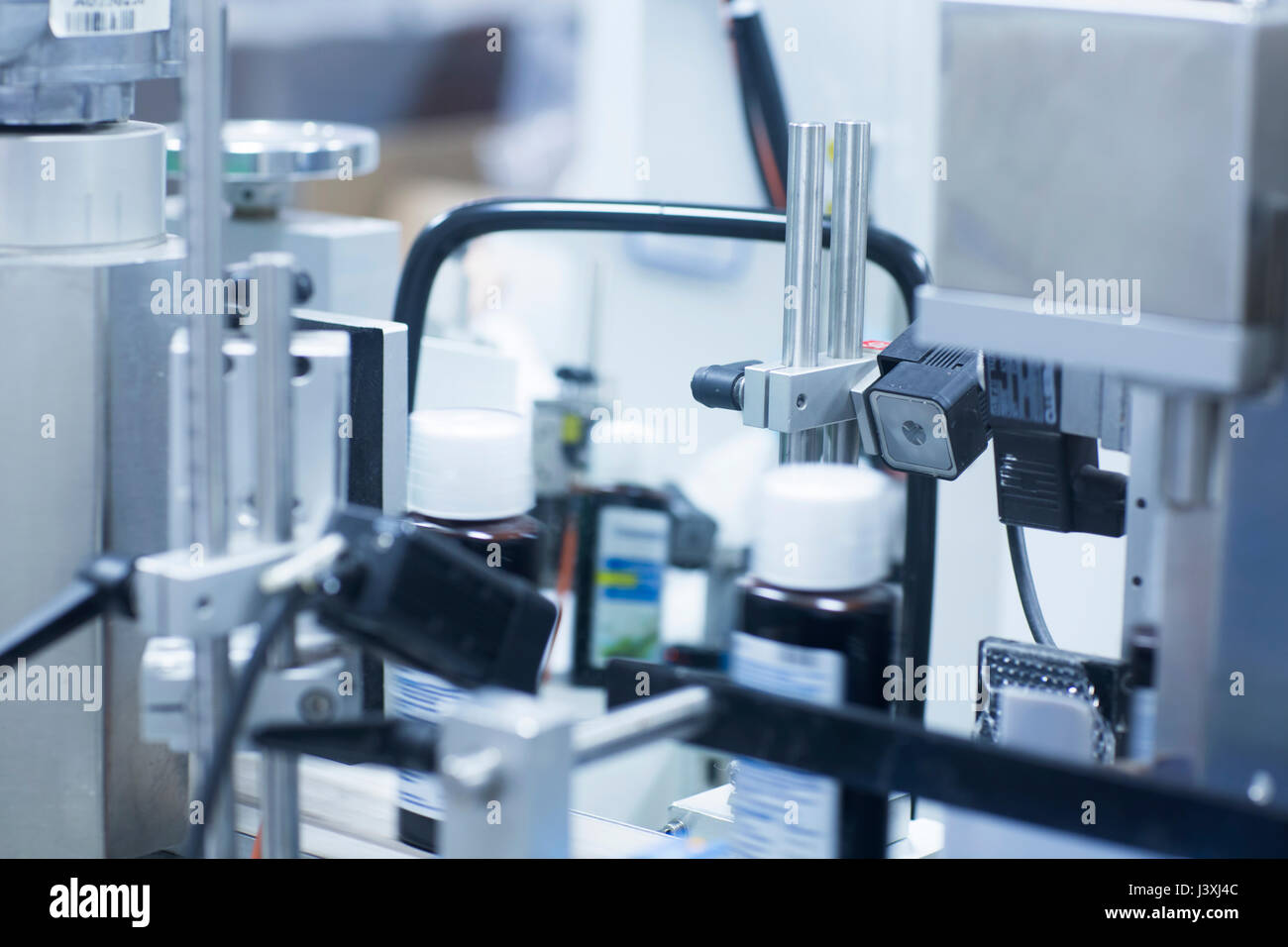 Maschine Etikettieren von Flaschen in pharmazeutischen Betrieb Stockfoto