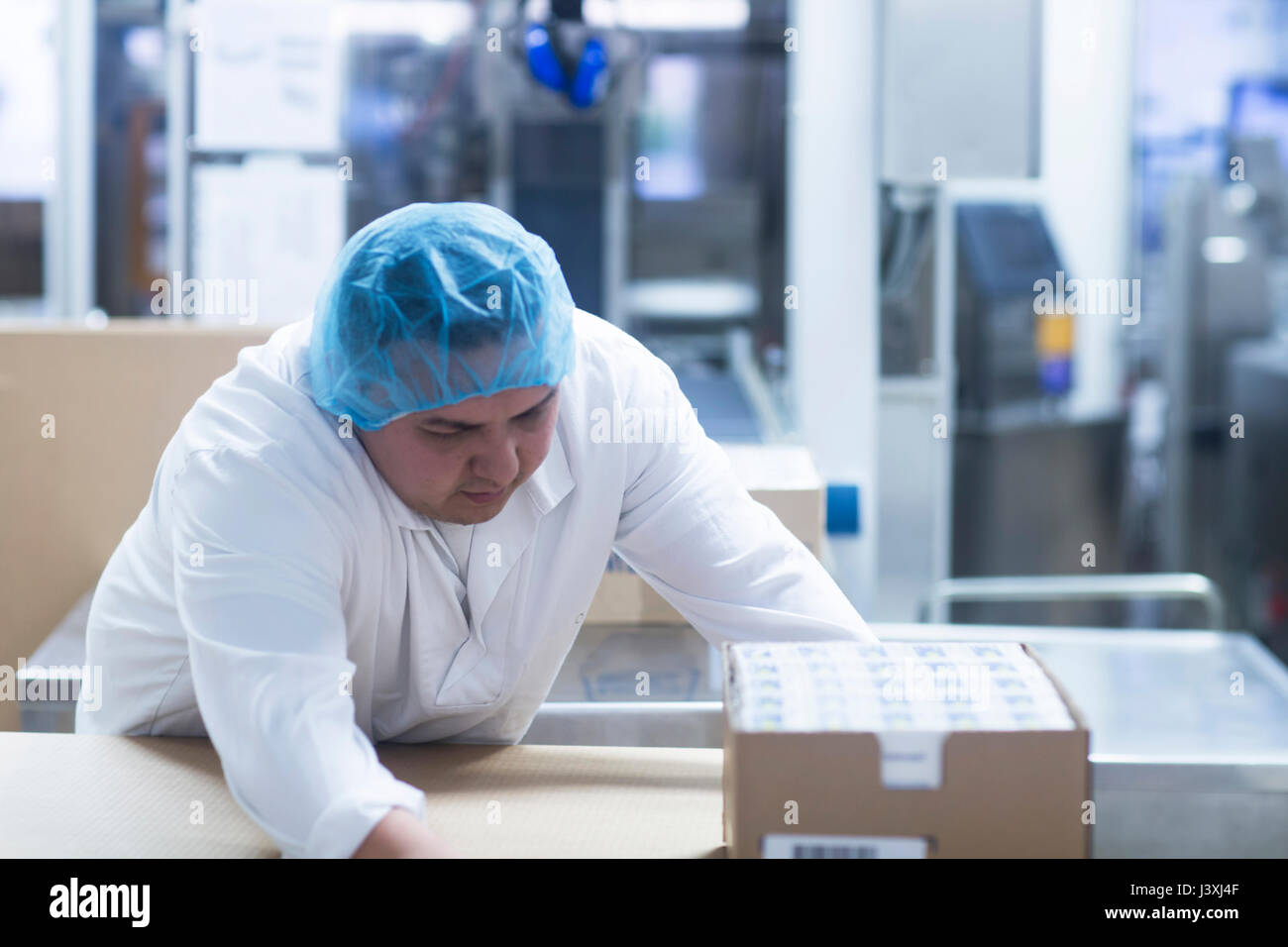Arbeitnehmer Verpackung pharmazeutischer Produkte in pharmazeutischen Betrieb Stockfoto