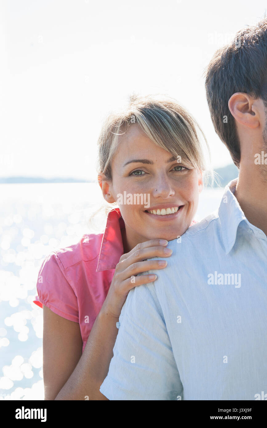 Portrait von Frau mit Hand auf Freunde Schulter, Lago Maggiore, Italien Stockfoto