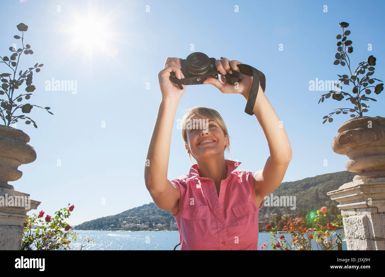 Frau Fotografieren im mediterranen Garten, Lago Maggiore, Italien Stockfoto