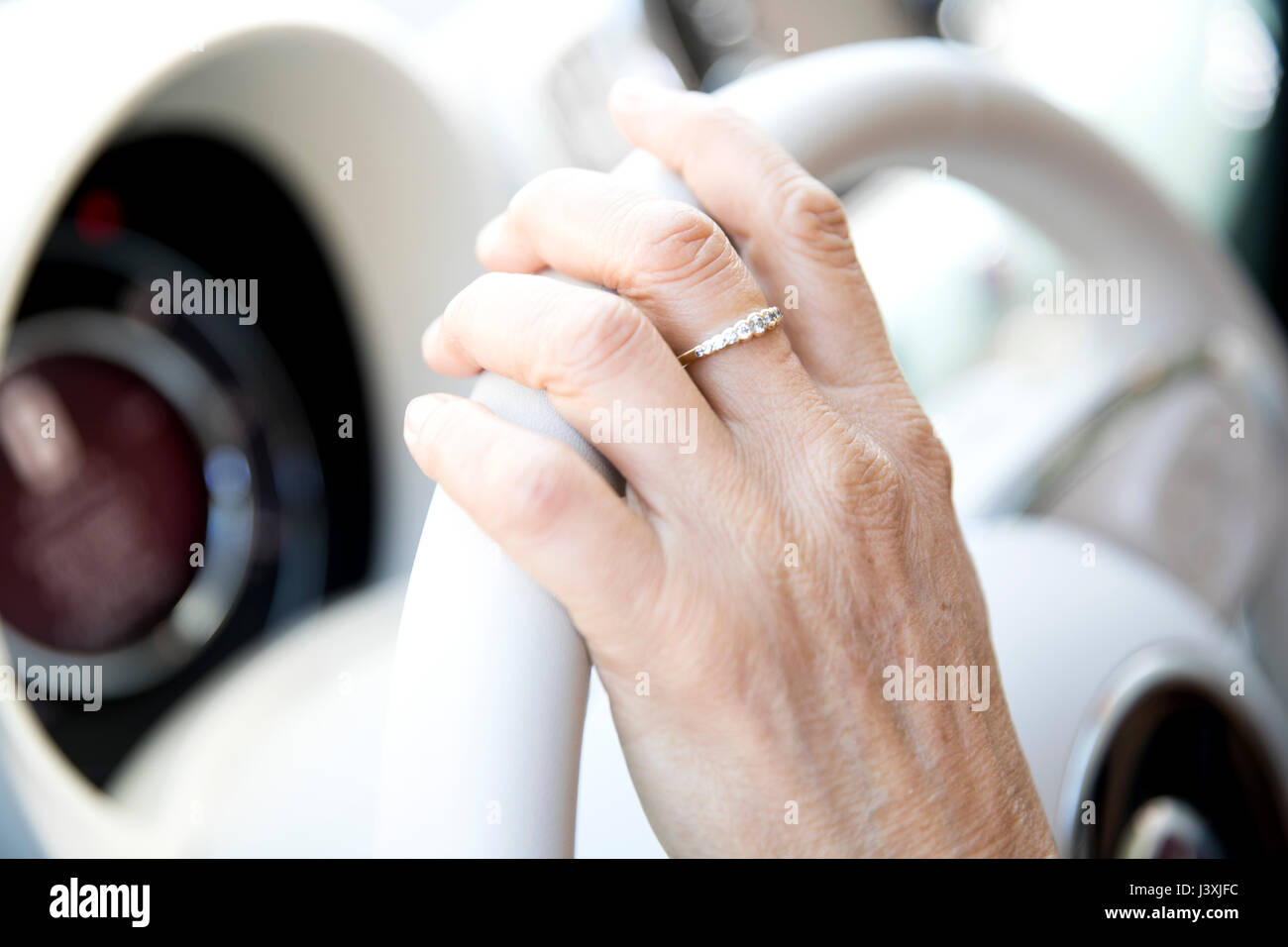 Hand der reifen Frau auf Auto Lenkrad, in der Nähe Stockfoto