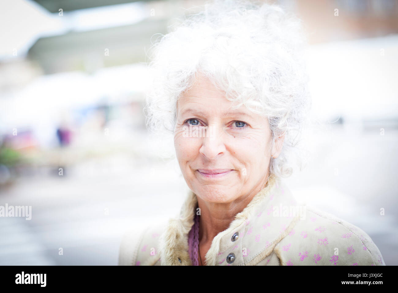 Portrait von grauen Haaren reife Frau an den lokalen französischen Markt Stockfoto