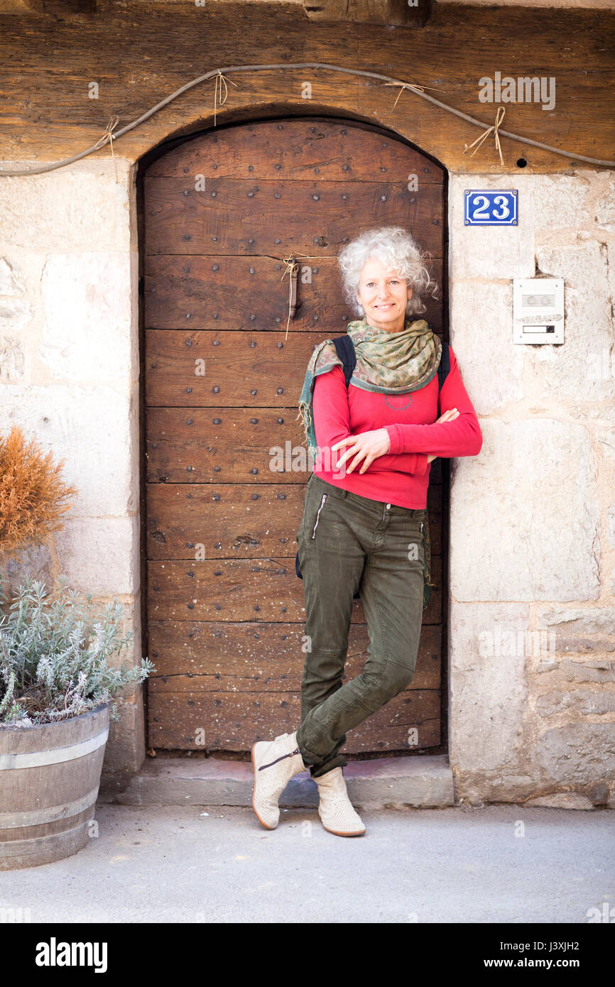 Porträt der Frau in der Tür in die Kamera lächeln, Bruniquel, Frankreich Stockfoto