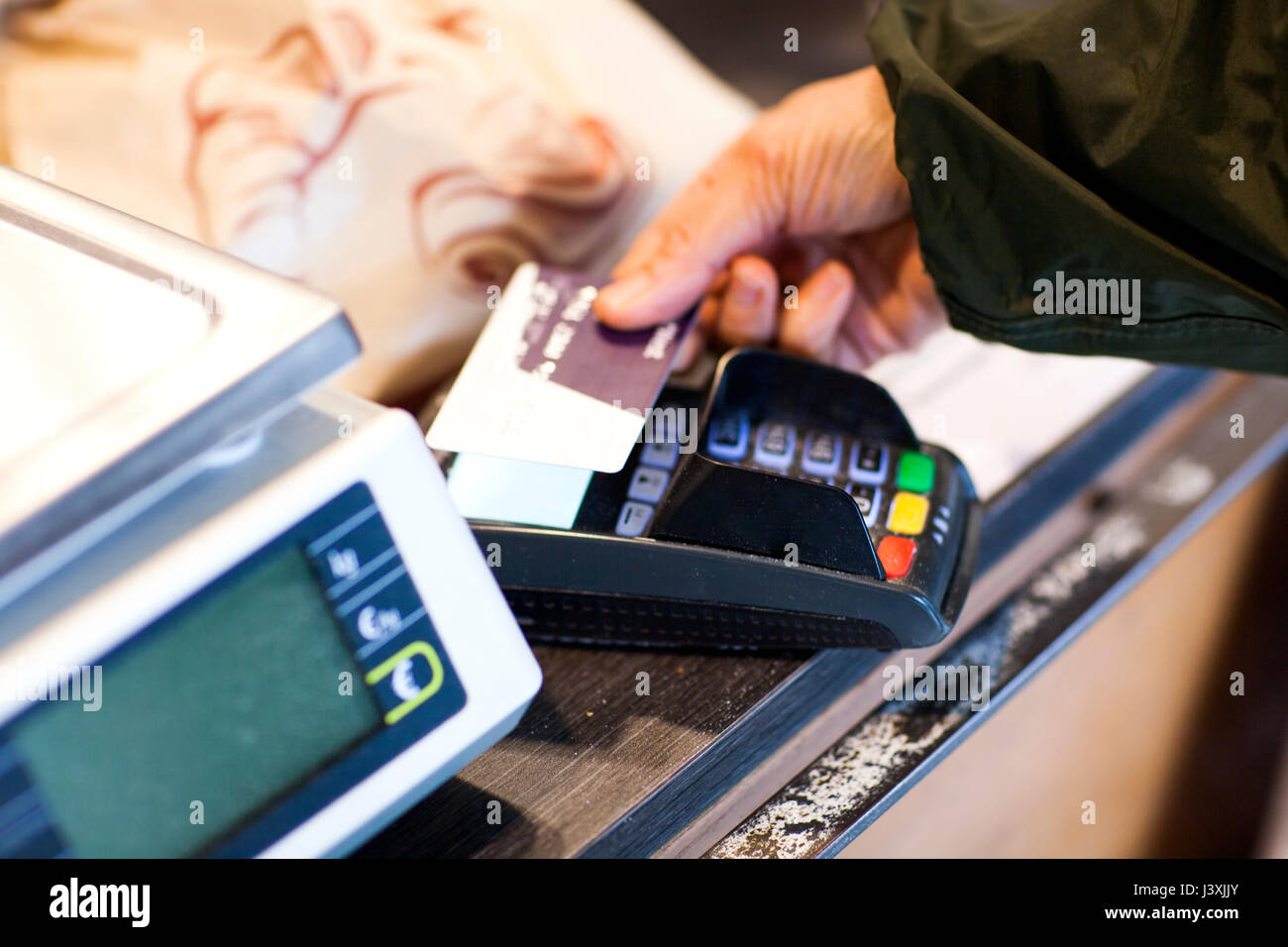 Blick auf Frau mit einem kontaktlosen Bezahlung Kreditkarte Maschine 7/8 Stockfoto