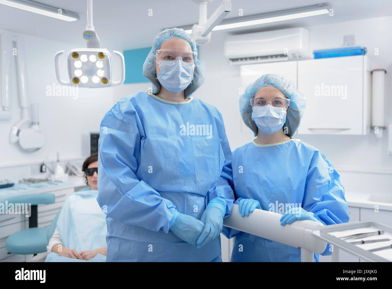 Zahnarzt und Assistant mit Patienten im Bestrahlungsraum der zahnärztlichen Chirurgie Stockfoto