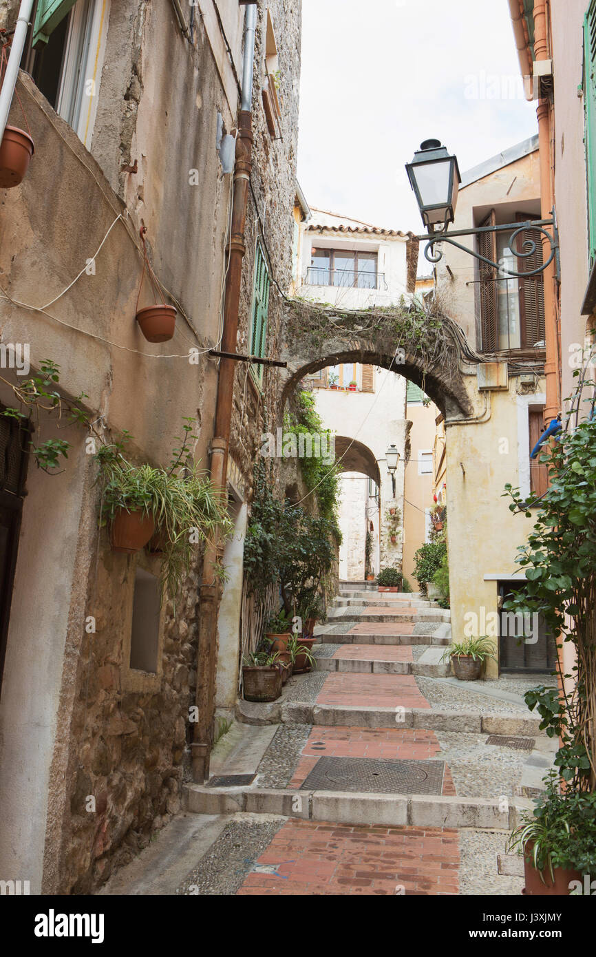 Schritte in die Gasse zwischen Gebäuden, Menton, Frankreich Stockfoto