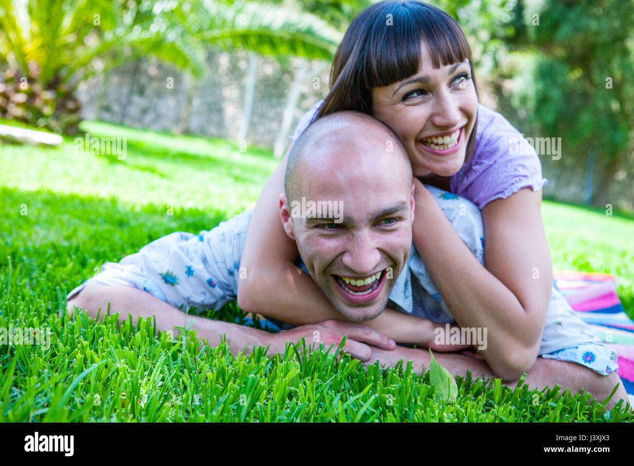 Paar, liegen auf dem Rasen, Mallorca, Spanien Stockfoto