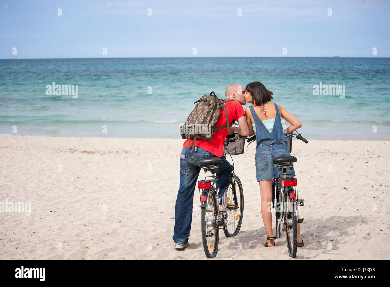 Paar auf Fahrräder am Strand, Mallorca, Spanien Stockfoto