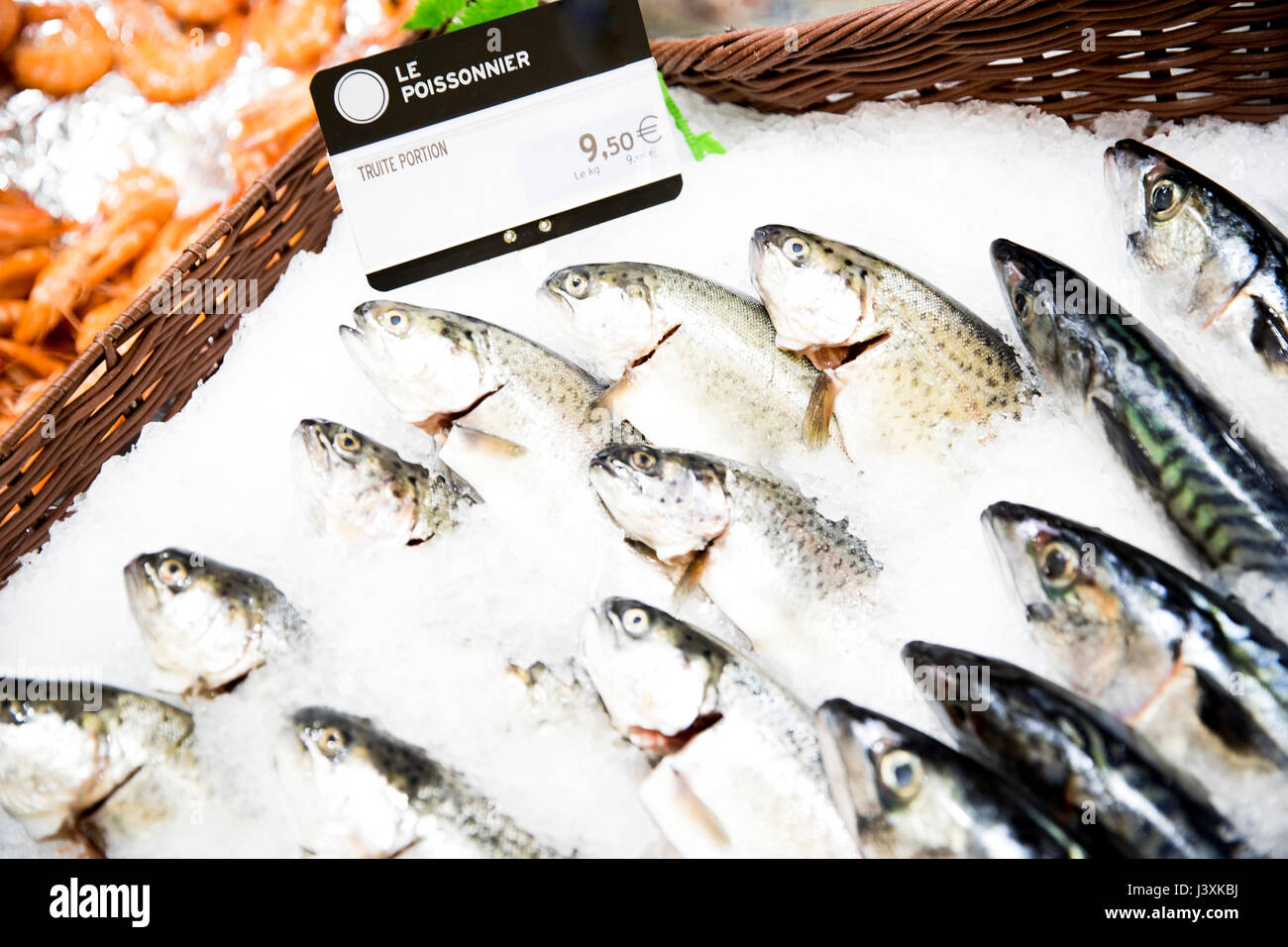 Frische Fische zeigen im Supermarkt, Nahaufnahme Stockfoto