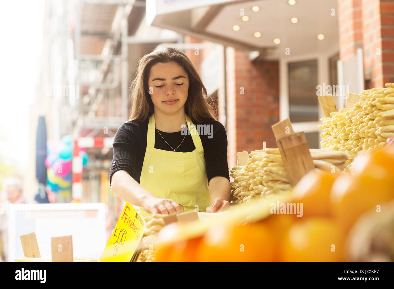 Junge weibliche Stall trader Vorbereitung breadstick Anzeige Stockfoto