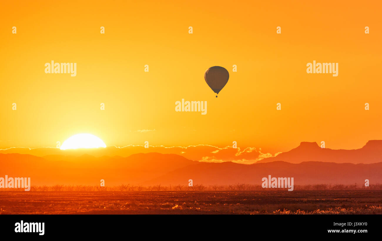 Mit dem Heißluftballon über afrikanische Savanne bei Sonnenaufgang, Masai Mara National Reserve, Kenia Stockfoto