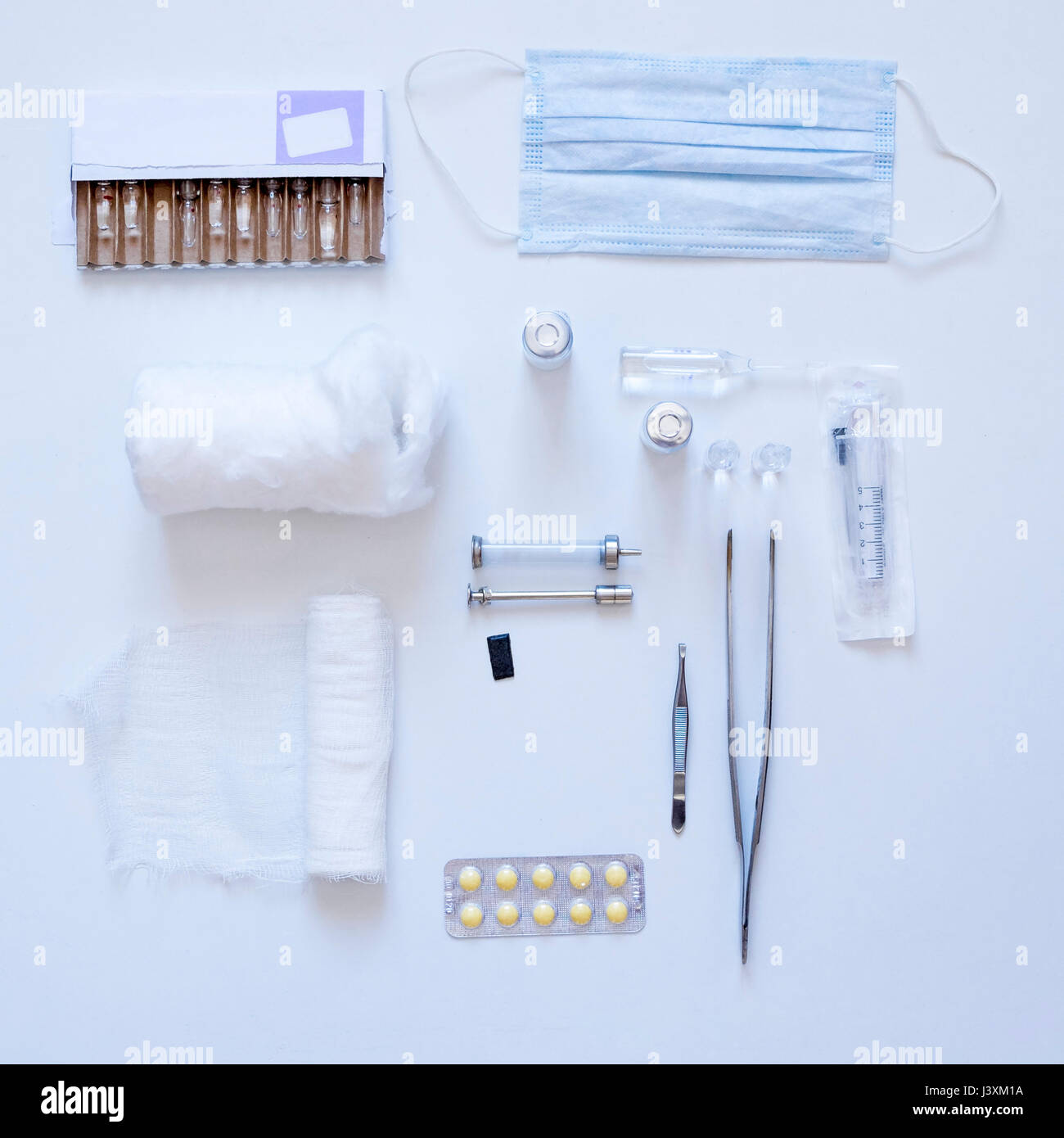 Ansicht von oben mit medizinischer Ausrüstung und Medikamenten auf weißem Hintergrund Stockfoto