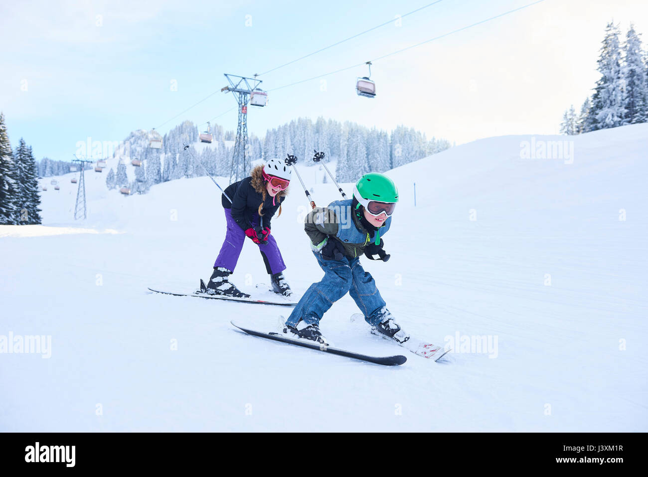 Jugendmädchen und Bruder Ski Slope, Gstaad, Schweiz Stockfoto