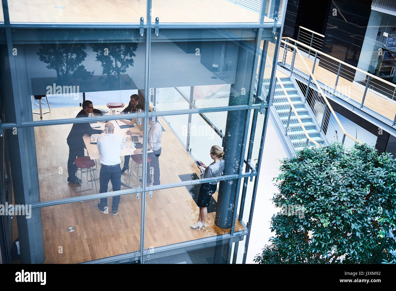 Hohe Betrachtungswinkel von Unternehmern und Unternehmerinnen Tagung im Konferenzraum Stockfoto