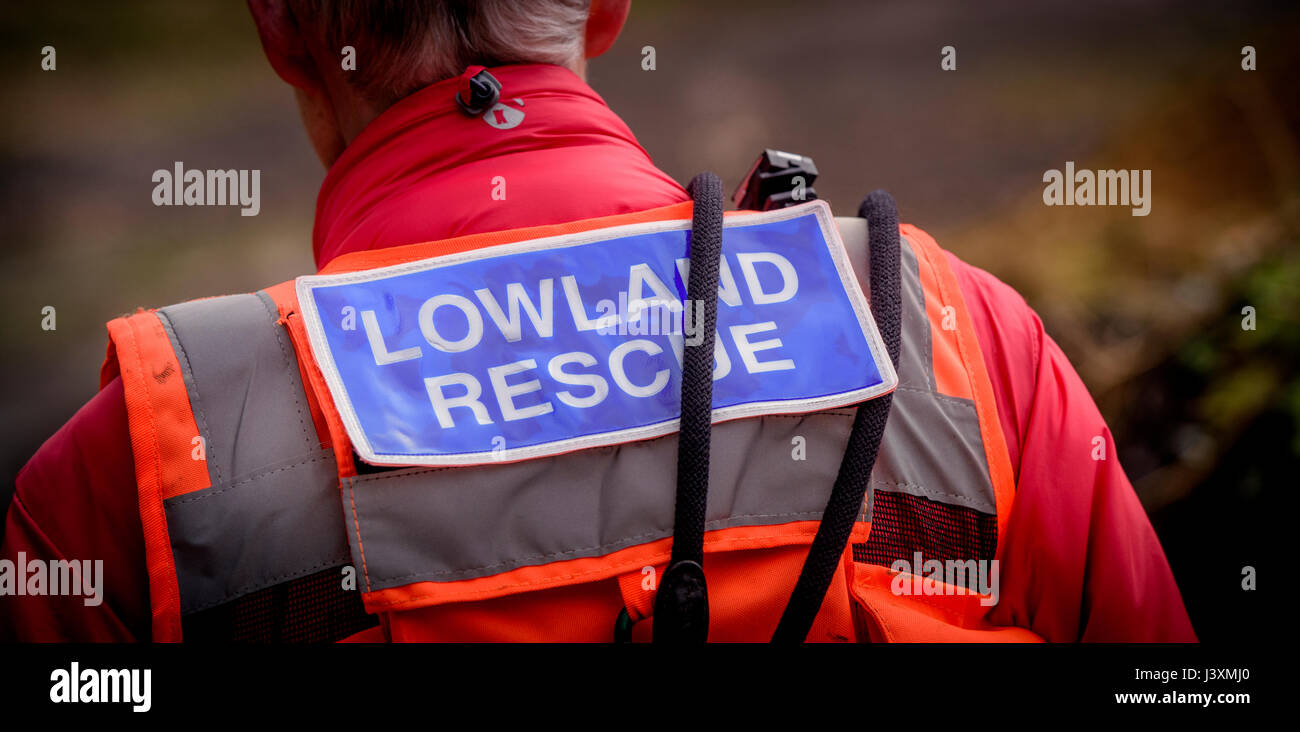 Das Team von Freiwilligen sind im Tiefland Such- und Rettungshunde in Aktion in West Sussex. Stockfoto