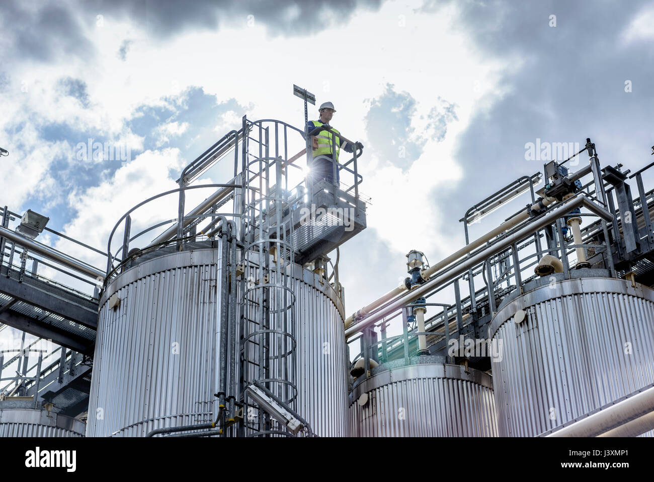 Arbeiter auf der Oberseite von Prozessanlagen in Öl mischen Factory Stockfoto
