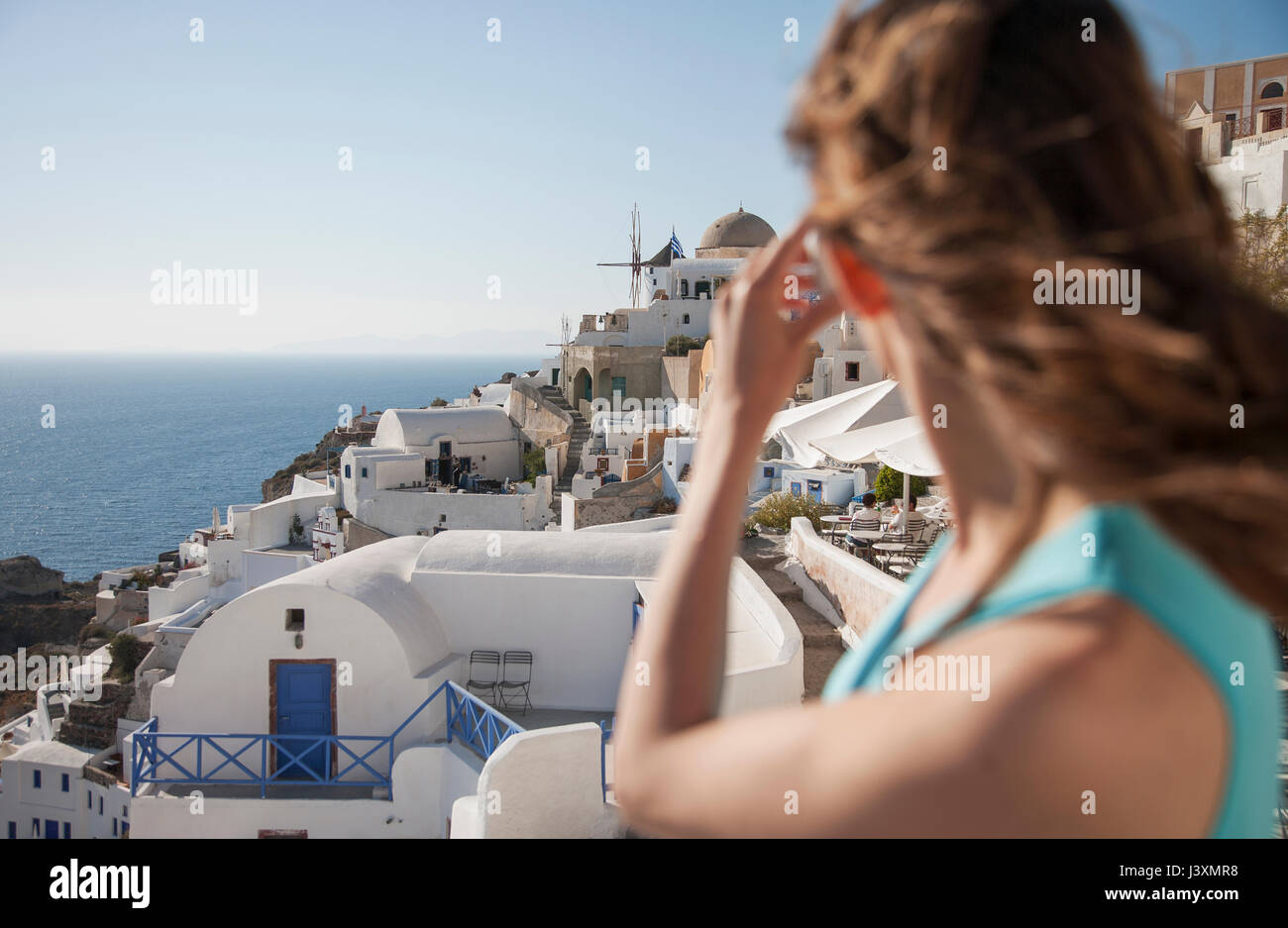 Frau weg mit Blick auf das Meer, Santorini, Kykladen, Griechenland Stockfoto