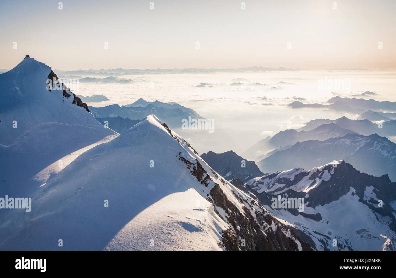 Schneebedeckte Berggipfel, Monte Rosa Piemont, Italien Stockfoto