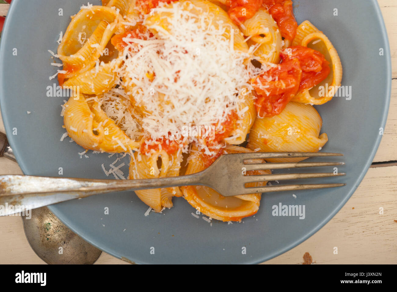 Italienischen Schnecke Lumaconi Pasta mit Reife Cherry-Tomaten-sauce Zutaten Stockfoto