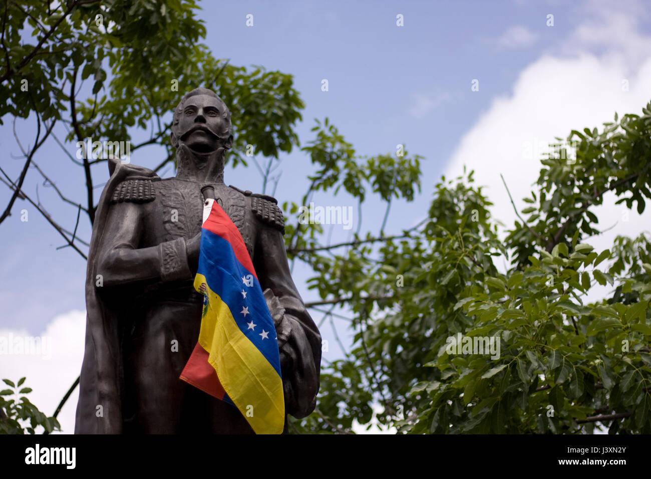 Eine Statue von Luis Brion mit der Flagge von Venezuela. Stockfoto