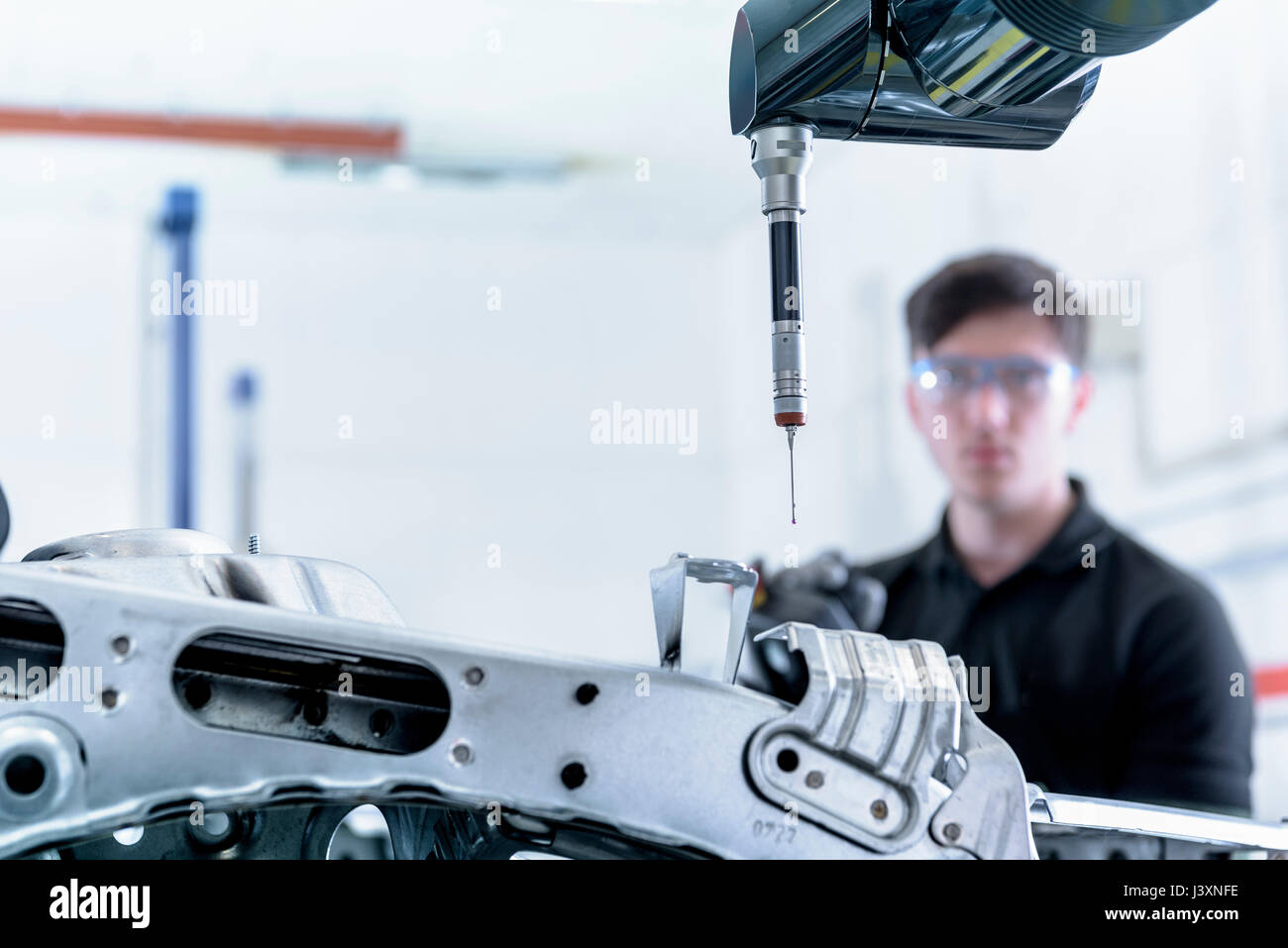 Lehrling Ingenieur Mess- Karosserie in Car Factory Stockfoto
