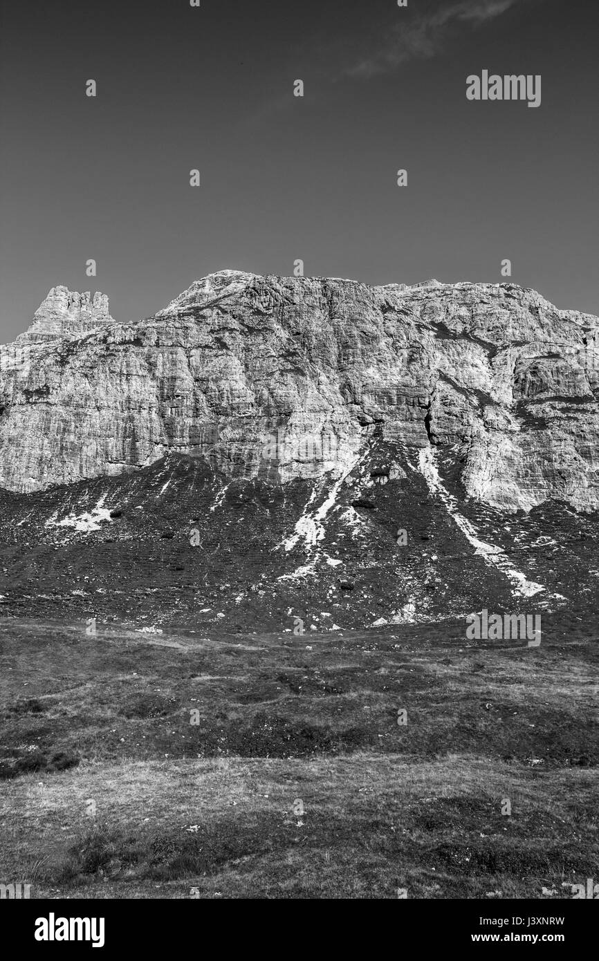 Berg-Felswand in schwarz und weiß. Stockfoto