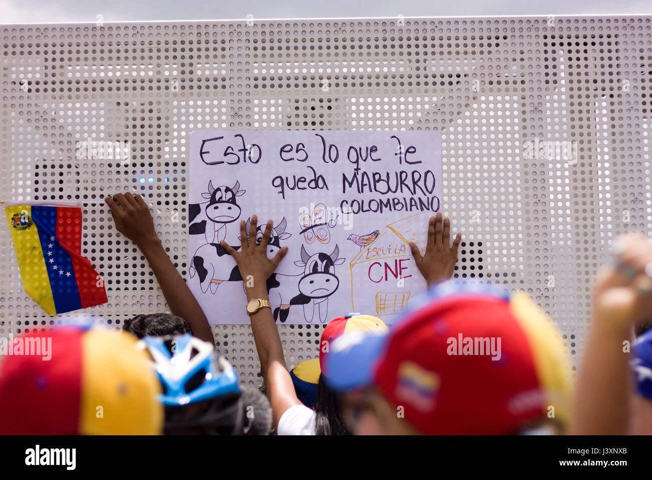 Menschen mit einem Protest-Schild gegen den Präsidenten von Venezuela, Nicolas Maduro. Stockfoto