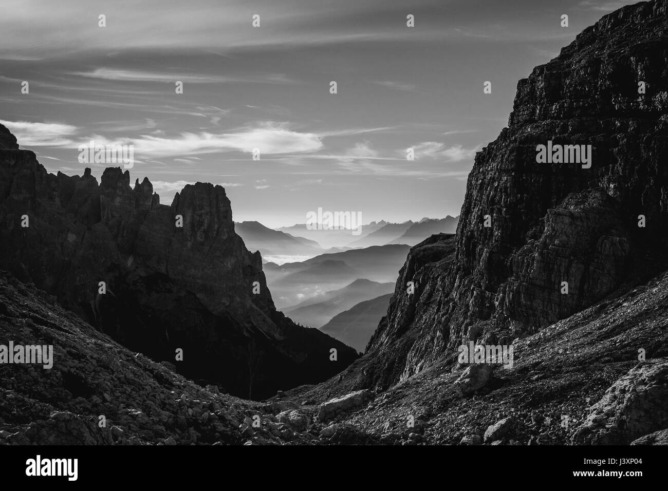 Schwarz / weiß Landschaftsansicht der dunstigen sanften Bergen und Hügeln in den italienischen Dolomiten bei Sonnenaufgang. Querformat Stockfoto