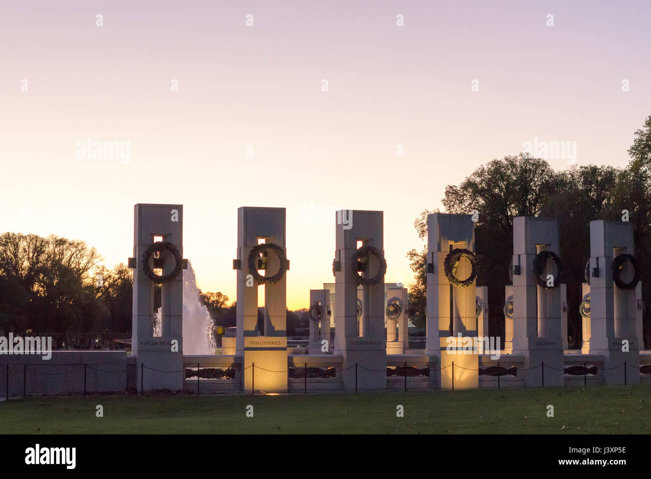 Washington DC, USA - 15. November 2015: View of World War II Memorial in Washington DC, USA. Es erinnert an Amerikaner, die in den Streitkräften dienten Stockfoto