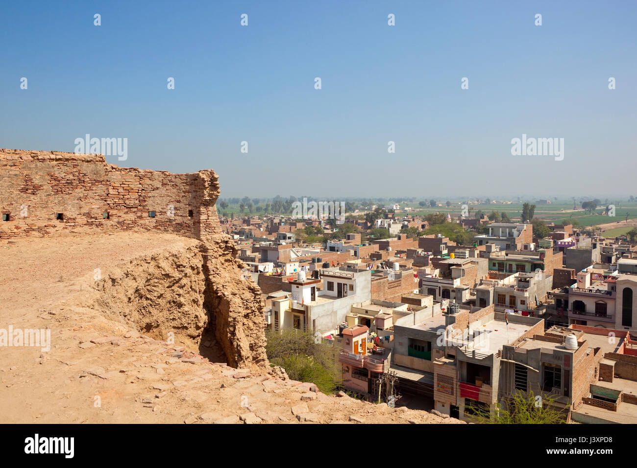 Stadtrand und die Landschaft von Bhatner Fort Hanumangarh Rajasthan Indiens in der Restauration unter blauem Himmel im Frühling gesehen Stockfoto