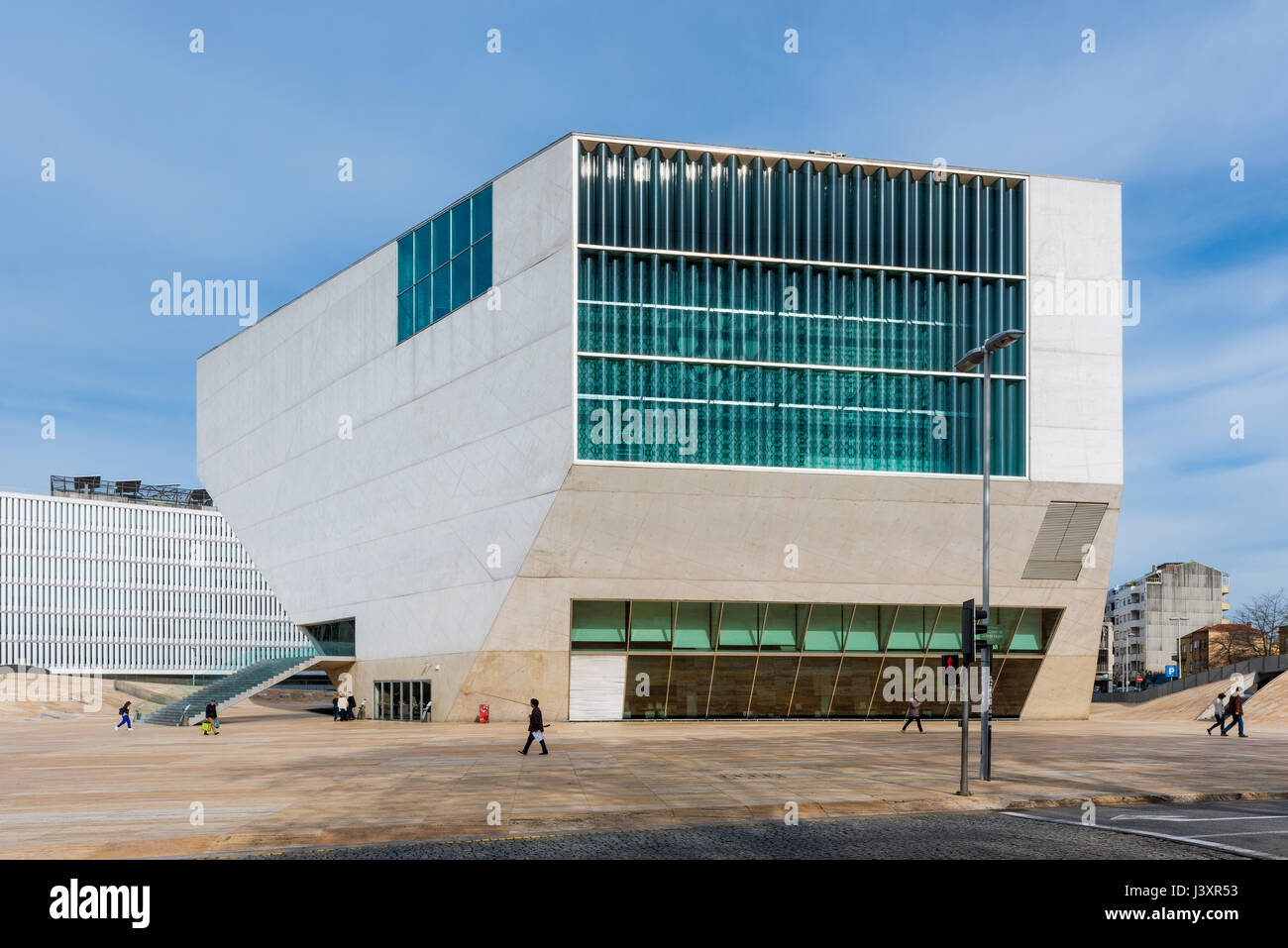 Haus des Musiktheaters in Porto, Portugal. Das Theater wurde vom niederländischen Architekten Rem Koolhaas entworfen und im April 2005 eröffnet, Stockfoto